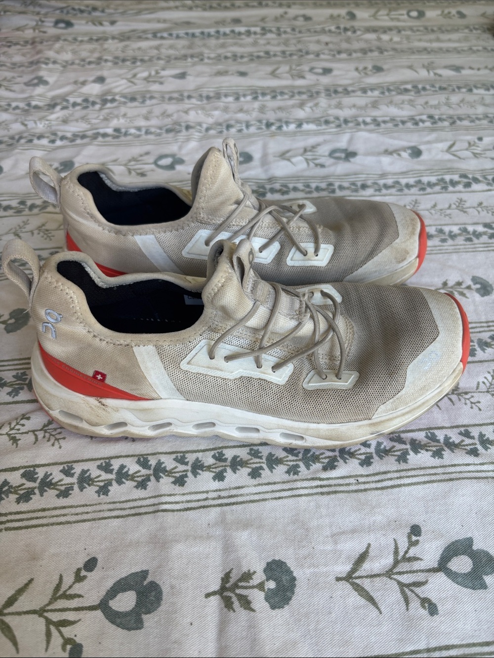 On Cloud kids tennis shoes